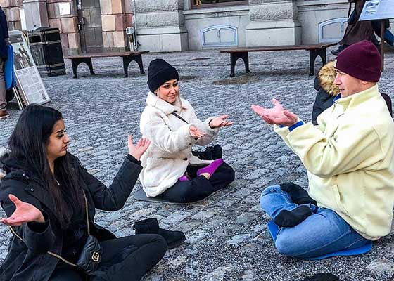 Image for article Stockholm, Sweden: People Thank Practitioners for Exposing CCP Regime’s Persecution of Falun Dafa