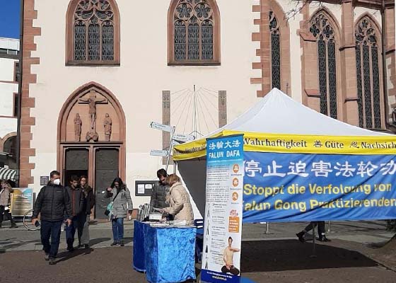 Image for article Frankfurt, Germany: Falun Dafa Exercise Demonstration Draws Support for Ending Persecution in China