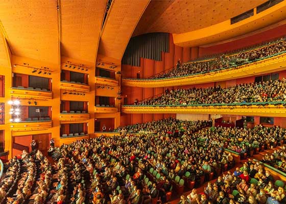 Image for article Theatergoers in U.S. and Spain Moved by Shen Yun’s Spiritual Energy: “Peace and Hope in This Pandemic World,” says Spanish Councilor