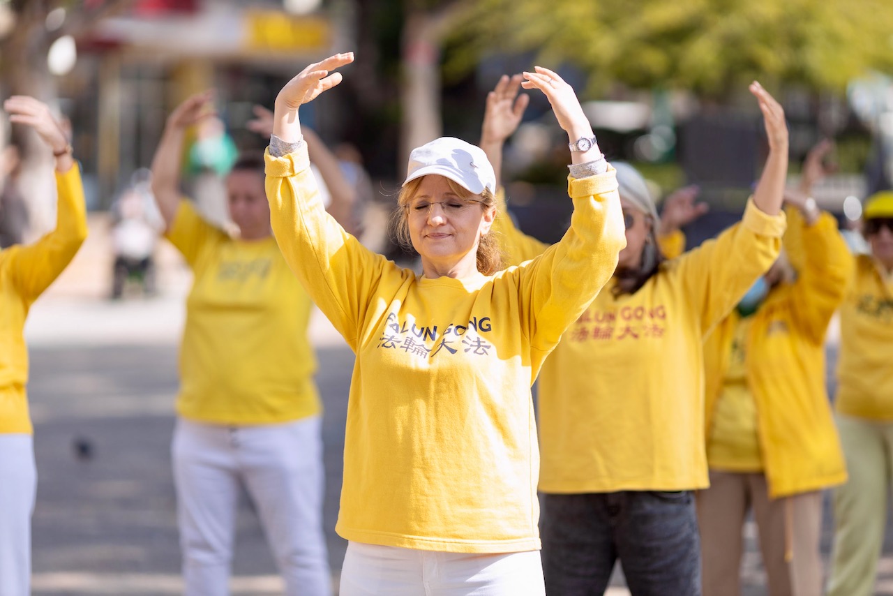 Image for article Israel: Friday Shoppers in Ramat Gan Learn about Falun Dafa