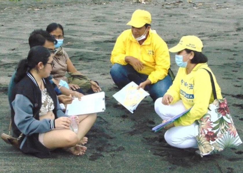 Image for article Indonesia: Beach-goers in Bali Support Falun Gong Practitioners' Petition to End the Persecution in China