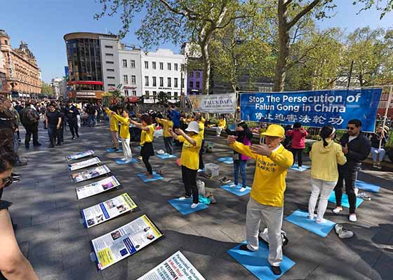 Image for article UK: Falun Dafa Practitioners Hold Activities Throughout London to Commemorate the April 25th Appeal