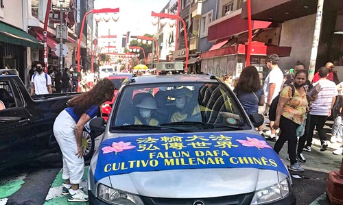 Image for article Sao Paulo, Brazil: Practitioners Raising Awareness of Falun Dafa