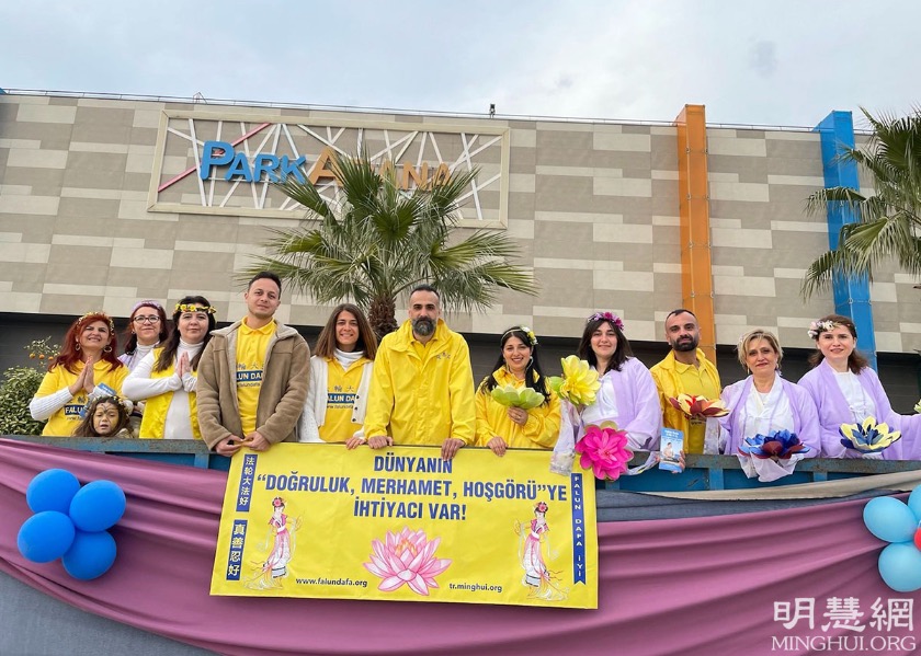 Image for article Turkey: Falun Dafa Popular at Orange Blossom Festival