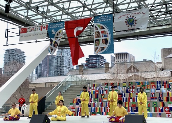 Image for article Canada: People Benefit From Falun Dafa at International Children’s Day in Toronto