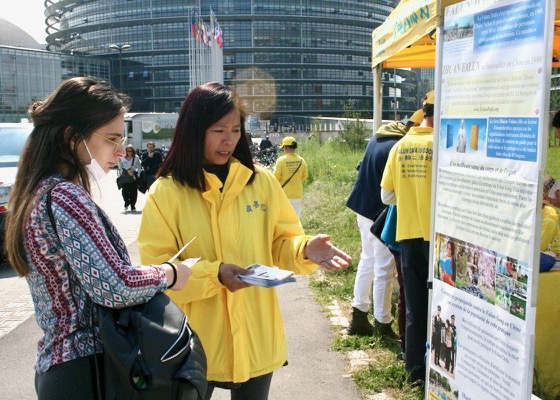 Image for article France: Falun Gong Practitioners Raise Awareness of Persecution Outside European Parliament