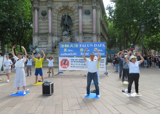 Image for article Paris, France: Practitioners Raise Awareness of the CCP’s Persecution—Public Condemns the Brutality