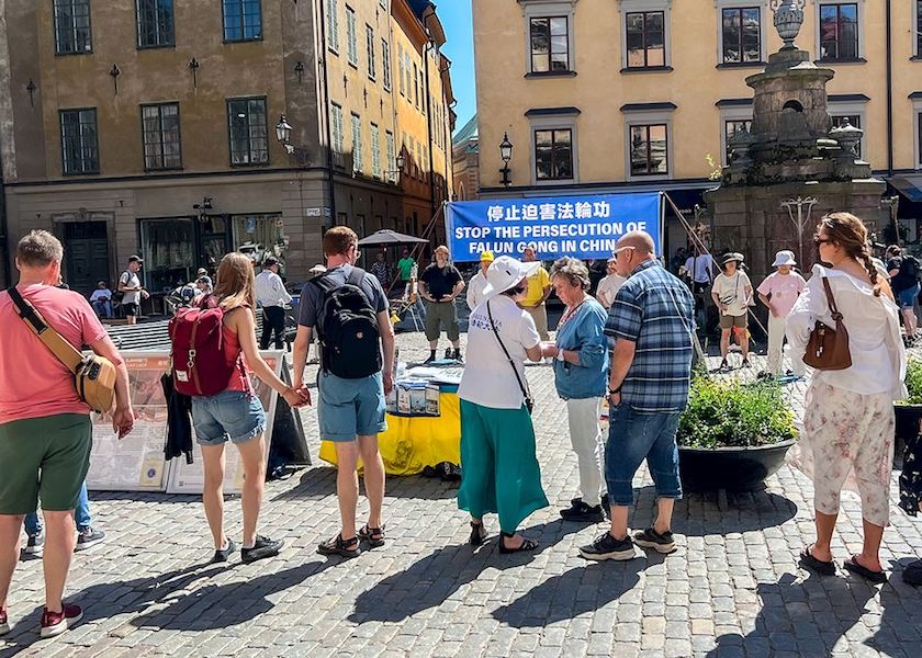 Image for article Sweden: Introducing Falun Dafa at the Midsummer Festival