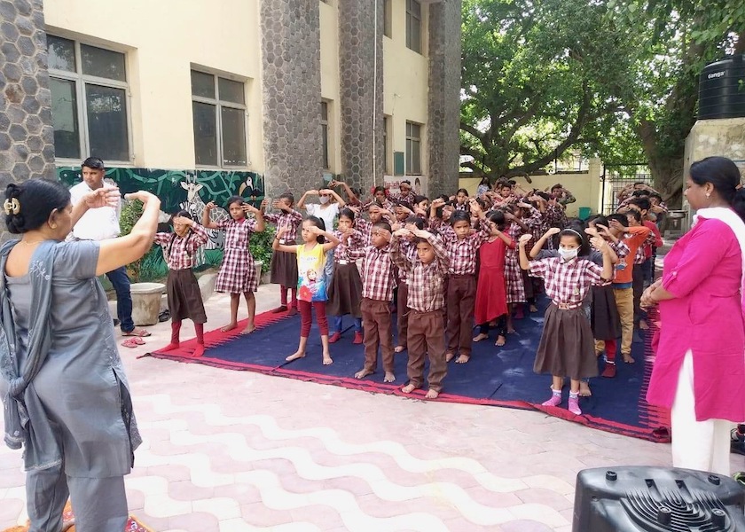 Image for article Delhi, India: Schoolchildren Enjoy Learning the Falun Dafa Exercises