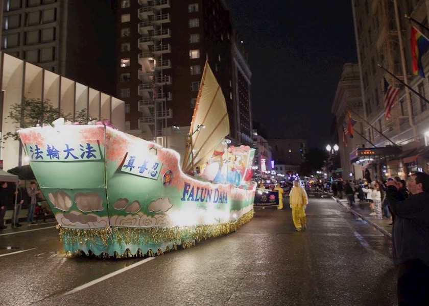 Image for article Oregon, U.S.A.: Falun Dafa Float Glows at Starlight Parade