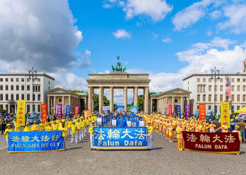 Image for article Berlin, Germany: Elected Officials Support Rally Held to Protest the Chinese Communist Regime’s Persecution of Falun Gong