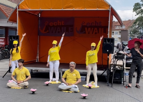 Image for article Bremen, Germany: Festival Attendees Happy to Learn About Falun Dafa