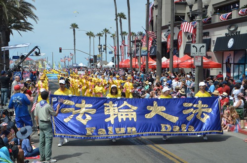 Image for article Huntington Beach, California: Falun Dafa Praised During Live TV Broadcast of Independence Day Parade “Bright and Full of Energy”