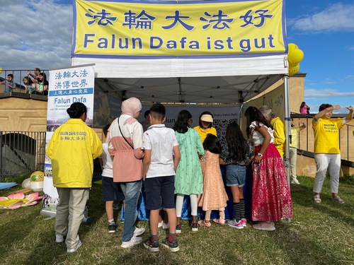 Image for article Koblenz, Germany: People Praise Falun Dafa During Multicultural Festival