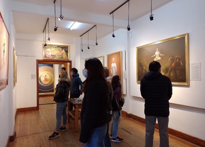 Image for article Bariloche, Argentina: Hundreds of Tourists Per Day Visit “The Art of Zhen, Shan, Ren” Exhibition