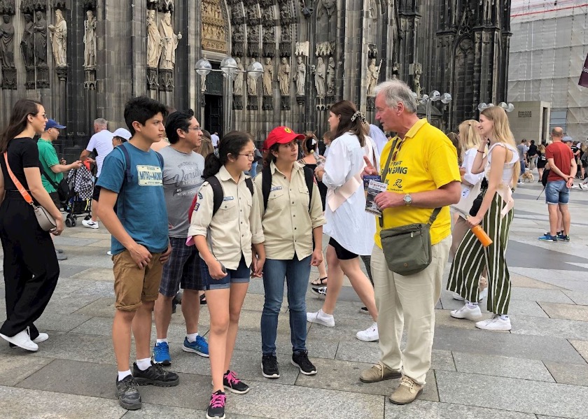 Image for article Germany: Signature Collection in Front of Cologne Cathedral Calls for End of Persecution