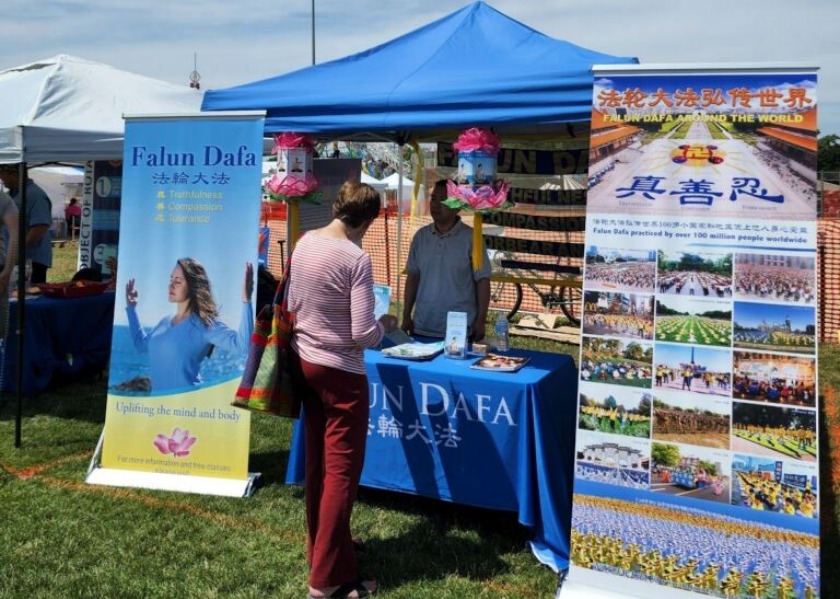 Image for article Chicago: Introducing Falun Dafa in Hometown Fest