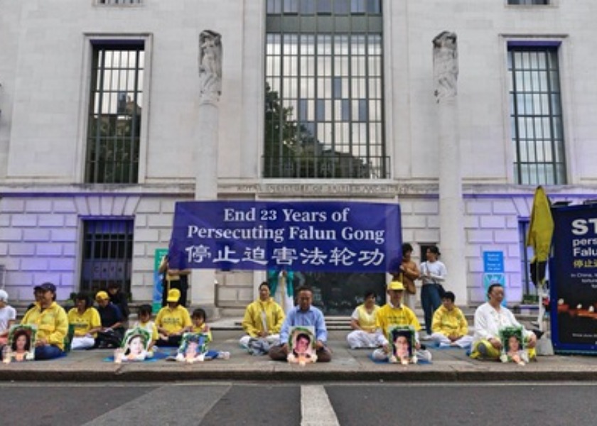 Image for article London, England: Practitioners Hold Candlelight Vigil Outside Chinese Embassy, Call for End to Persecution in China