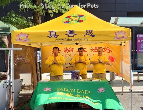 Image for article New York: Practitioners Introduce Falun Dafa at Astoria Festival