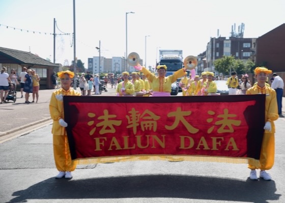 Image for article England: Falun Gong Practitioners in Skegness Carnival Parade