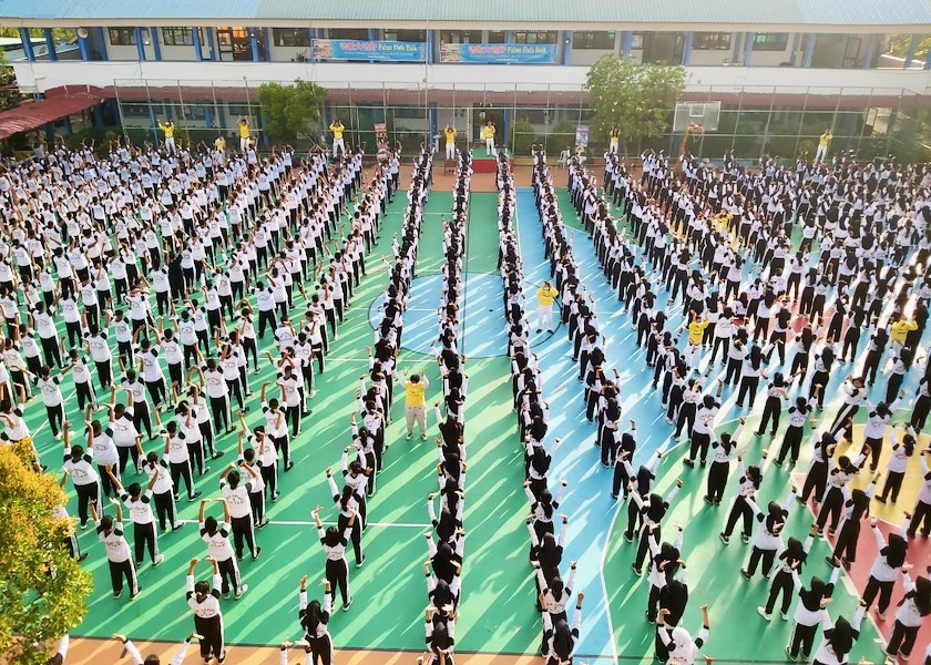 Image for article Batam, Indonesia: Introducing Falun Dafa to Thousands of Students