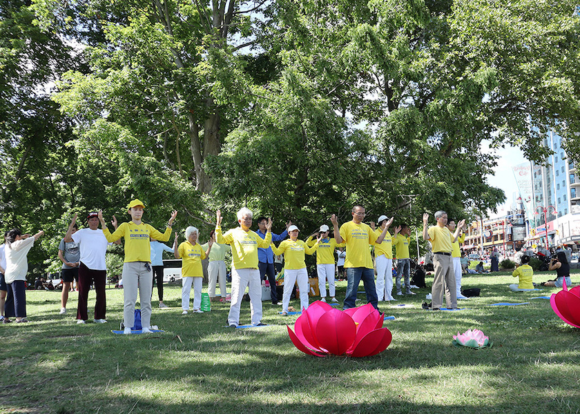 Image for article Tourists from Around the World Learn about Falun Dafa at Niagara Falls