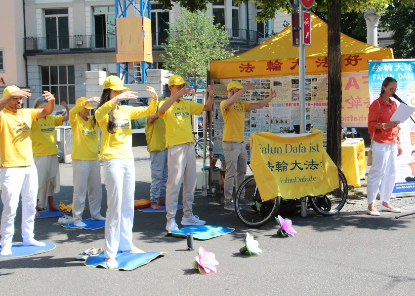 Image for article Zurich and Bern, Switzerland: Rallies Held Protesting Persecution of Falun Gong in China (Part 2)