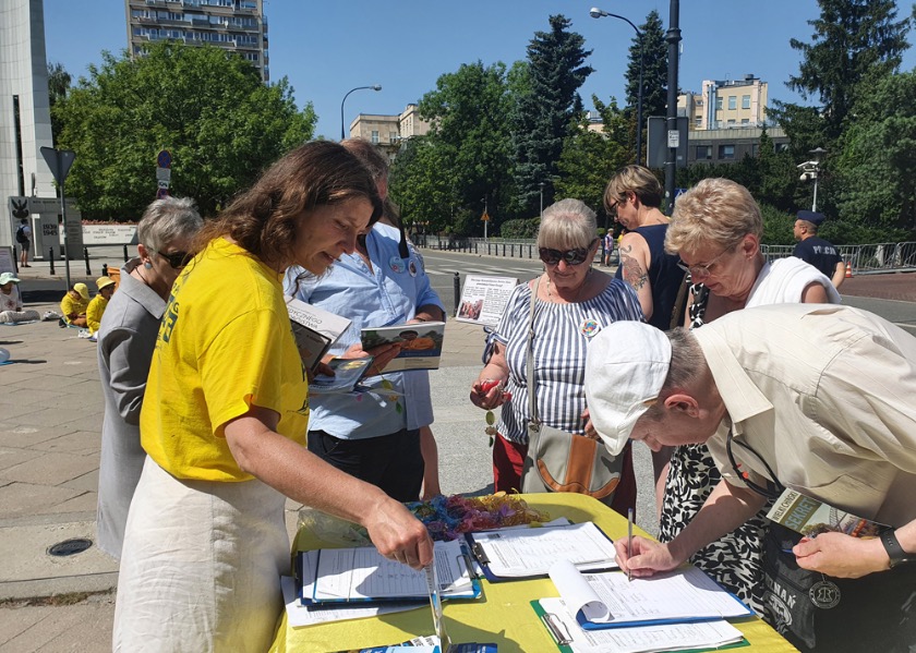 Image for article Poland: Practitioners Hold Events in Two Cities Calling to End the Persecution in China