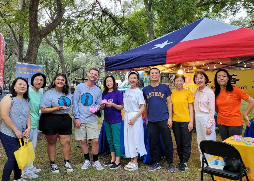 Image for article Houston, US: Falun Gong Practitioners Participate in Local Festival