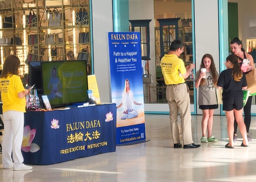 Image for article Long Island, New York: Practitioners Introduce Falun Dafa at Shopping Mall
