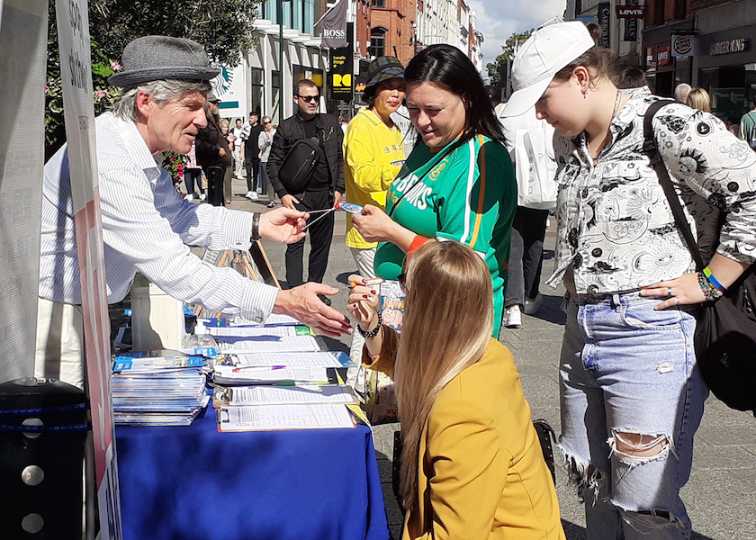 Image for article Dublin, Ireland: Practitioners Introduce Falun Gong during the Mid-Autumn Festival