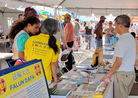 Image for article Kentucky, US: Learning about Falun Dafa at the World Fest in Louisville