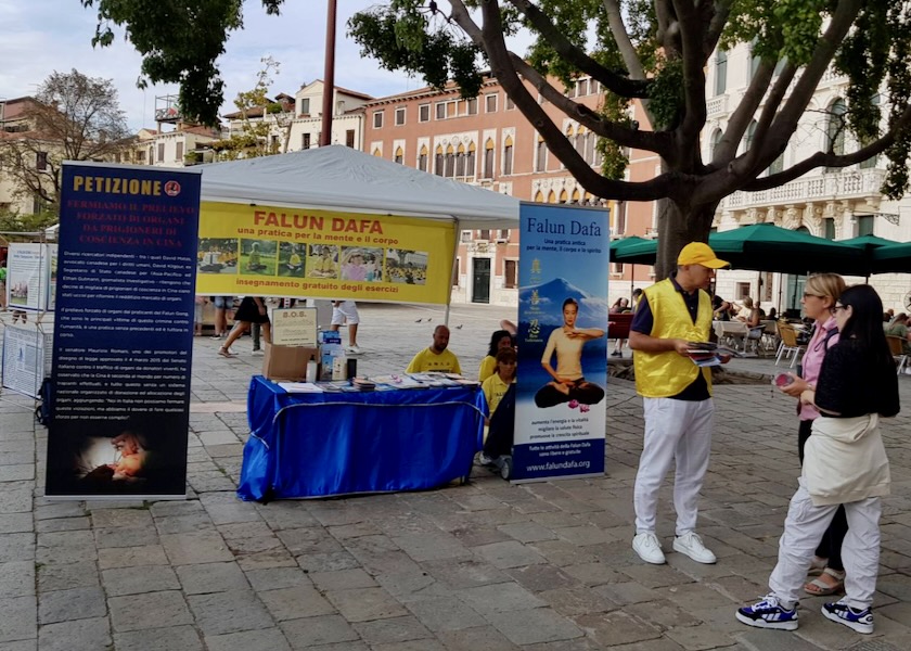 Image for article Italy: Introducing Falun Dafa in Rome and Venice