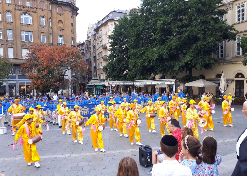 Image for article Hungary: Falun Dafa Practitioners Tell People about the Practice in Budapest