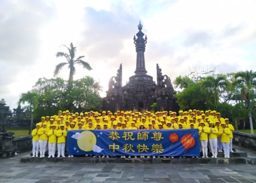 Image for article Indonesia: Falun Dafa Practitioners in Bali Wish Master Li a Happy Mid-Autumn Festival