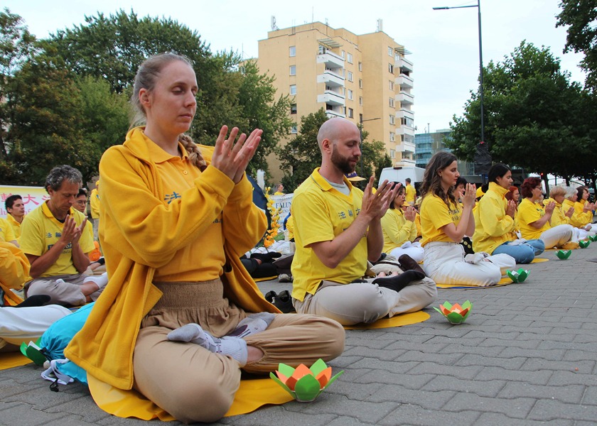 Image for article Warsaw, Poland: Practitioners from 35 Countries Call to Stop the CCP’s Persecution of Falun Dafa