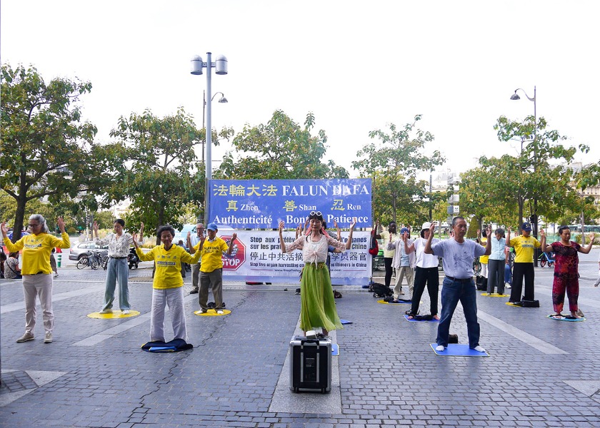 Image for article Paris, France: Introducing Falun Dafa at Italian Square