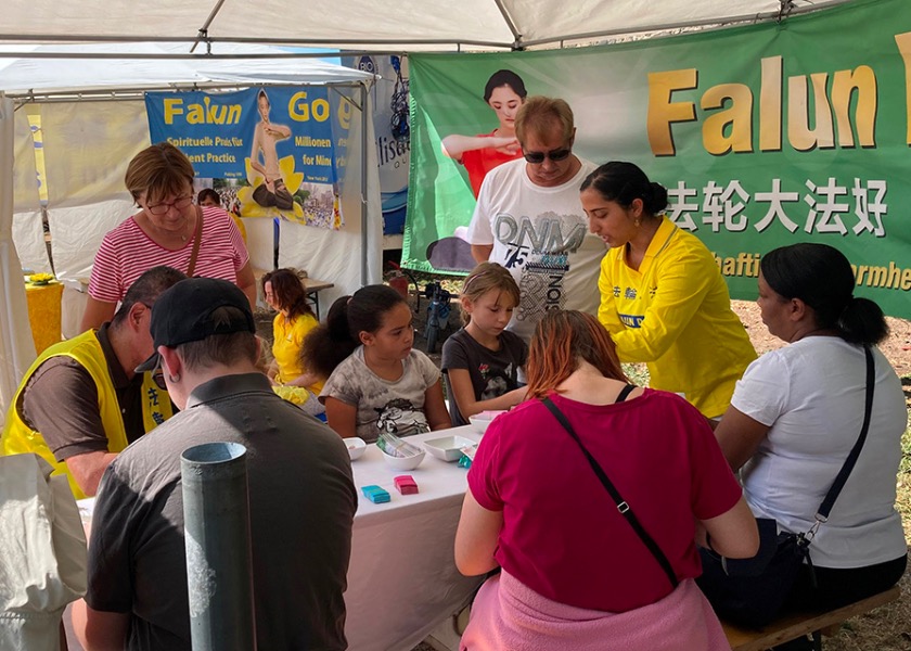 Image for article Hanau, Germany: Introducing Falun Gong at Folk Festival
