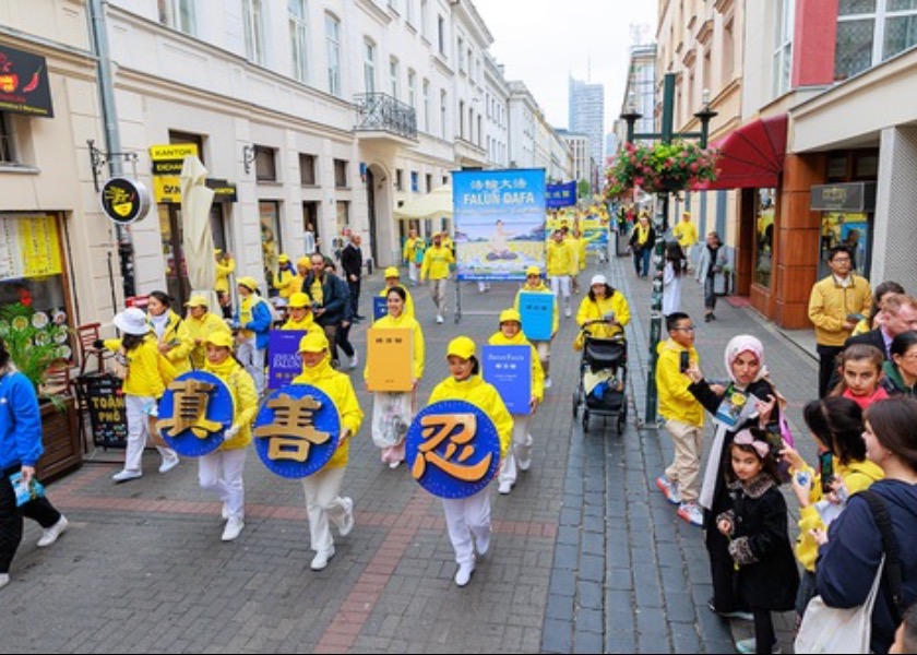Image for article Warsaw, Poland: March Held by Falun Practitioners Praised by Spectators