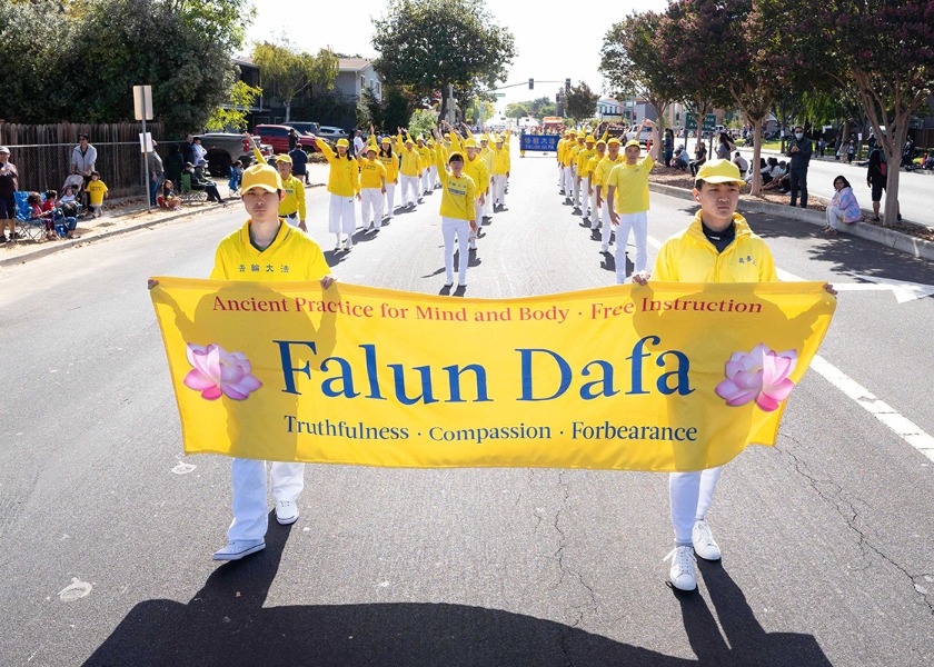 Image for article Newark, California: Parade Spectators Welcome Falun Gong Practitioners