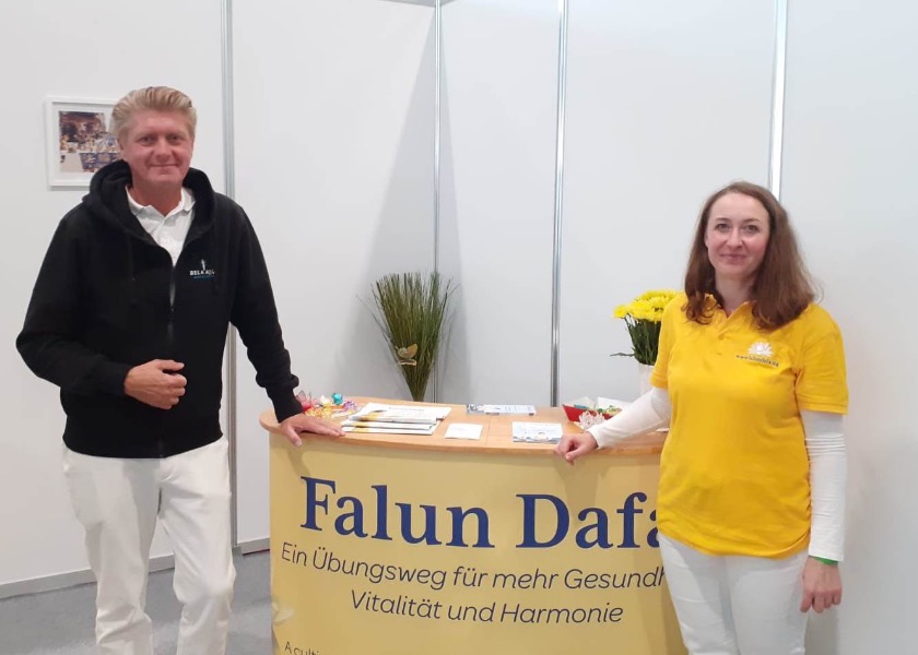 Image for article Bremen, Germany: Introducing Falun Dafa at a Seniors Fair