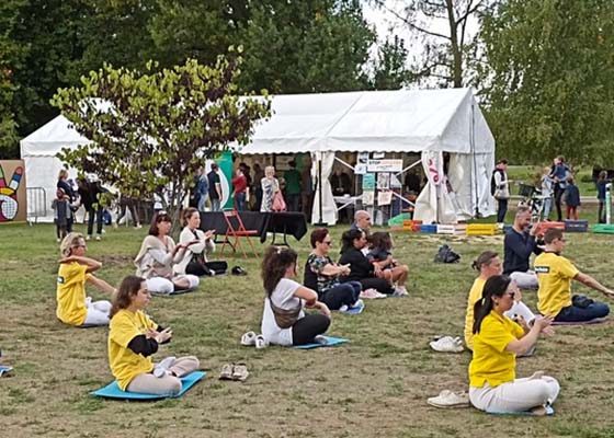Image for article France: Introducing Falun Dafa During the Carnival of Possibilities