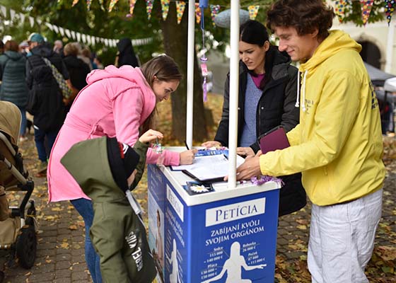 Image for article Slovakia: Introducing Falun Gong at a Community Event