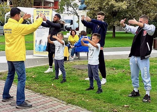 Image for article Baia Mare, Romania: Introducing Falun Dafa at the Chestnut Festival