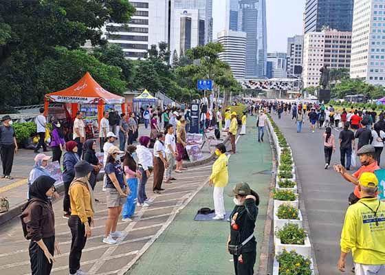 Image for article Jakarta, Indonesia: Introducing Falun Dafa on Car-Free Day