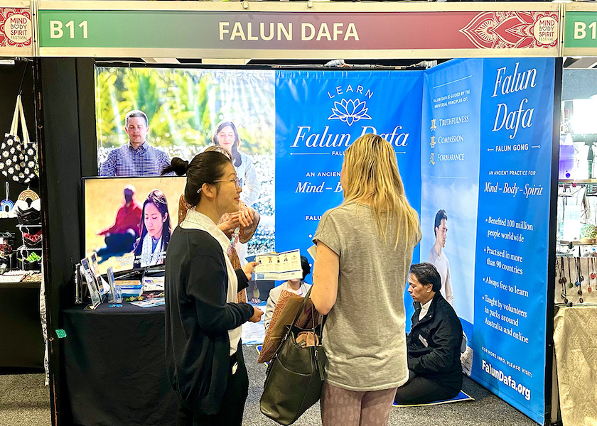 Image for article Sydney, Australia: People Learn about Falun Dafa at the Mind Body Spirit Festival