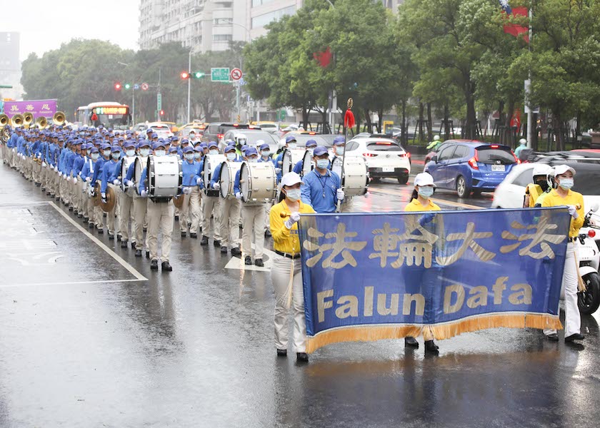 Image for article Taipei, Taiwan: Spectators Moved by Grand Parade in the Rain Supporting 400 Million Withdrawals from the CCP