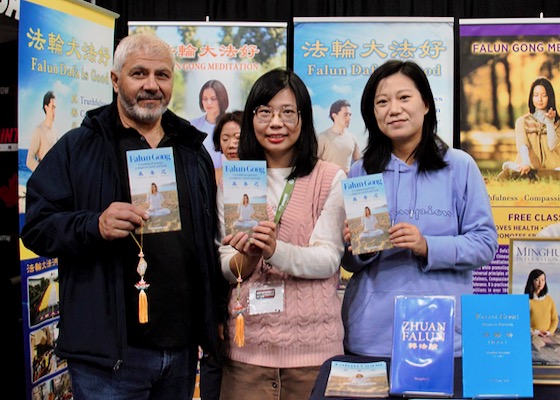 Image for article Canada: Falun Dafa Welcomed at 35th International Snowmobile Show in Toronto