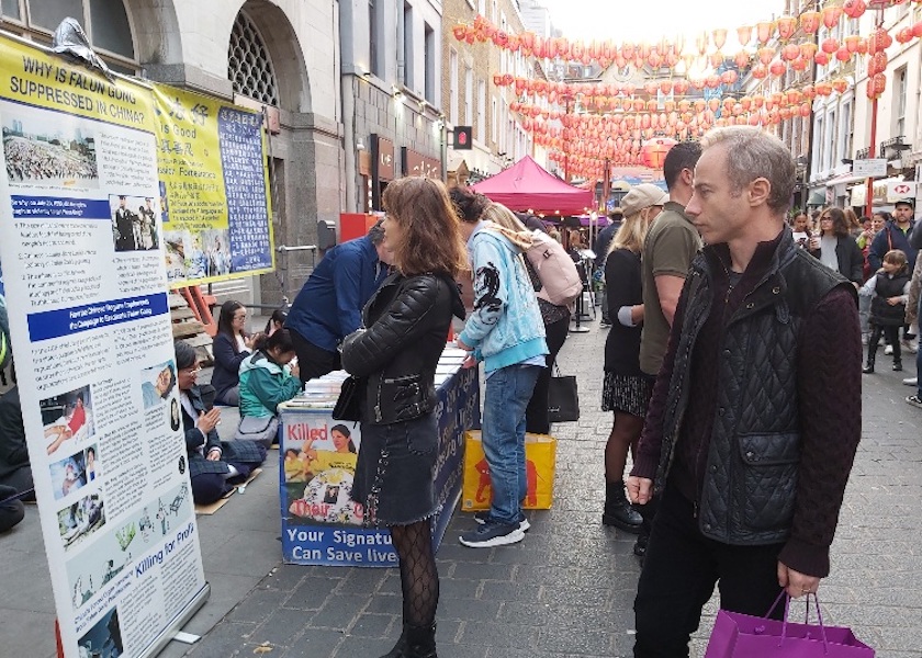 Image for article London, UK: Practitioners Persist in Telling People About the 23-Year-Long Persecution in China