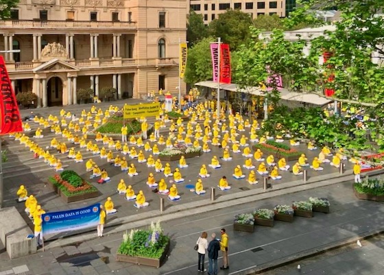 Image for article Sydney, Australia: Falun Dafa Group Exercises Draw Attention of Passersby